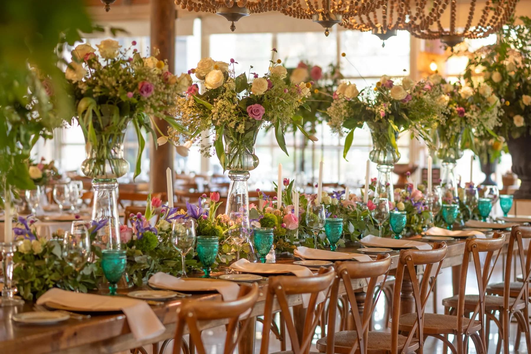 Colourful wedding table with airy flowers and turquoise glassware